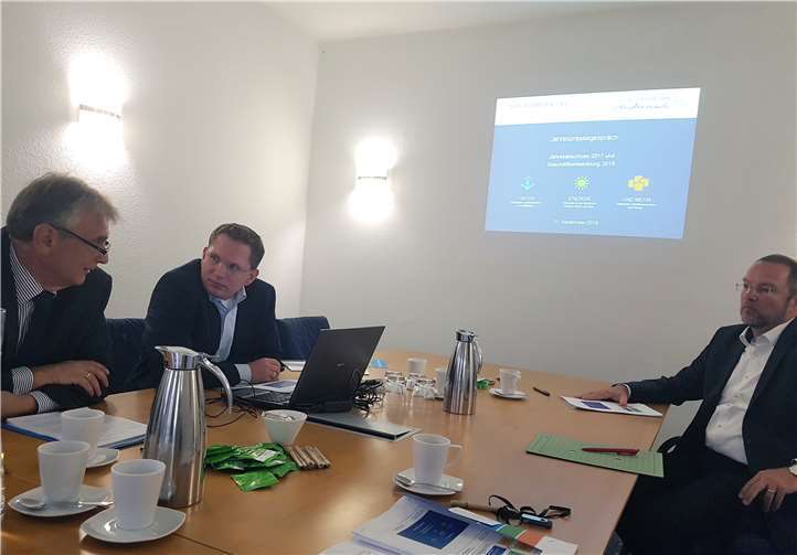 „Hafen, Energie und mehr“ auf der Erfolgswelle Bürgermeister Claus Peitz und die Geschäftsführer Lars Hörnig und Jan Deuster zeigten sich mehr als zufrieden mit den 2017er Ergebnissen. WAMFO.DE
