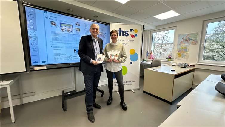 Bürgermeister Claus Peitz und vhs-Geschäftsführerin Julia Dormayer präsentieren die vhs-Angebote für das kommende Semester. Foto: Stadt Andernach/Unruh