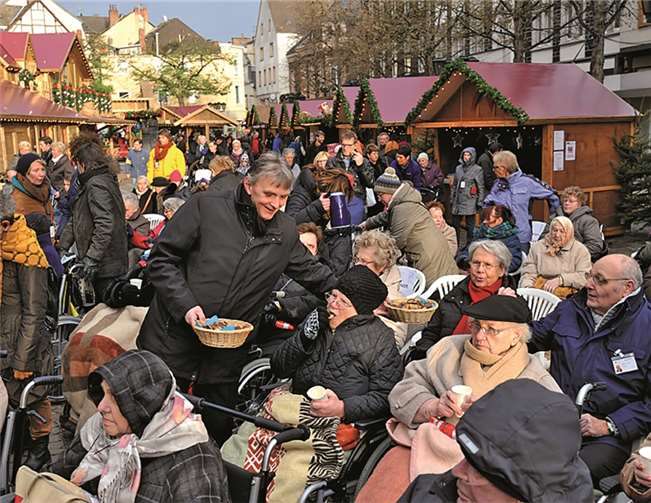 Bürgermeister Claus Peitz verteile während des Seniorennachmittags heißen Kaffee und Plätzchen an die zahlreichen älteren Bürgerinnen und Bürger. Stadtverwaltung/Maurer