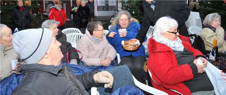 Bürgermeister Claus Peitz verteilte Plätzchen an die Seniorinnen und Senioren, ehe sie die Darstellung der Weihnachtsgeschichte in der „Lebenden Krippe“ verfolgten.Foto: Stadt Andernach/Maurer