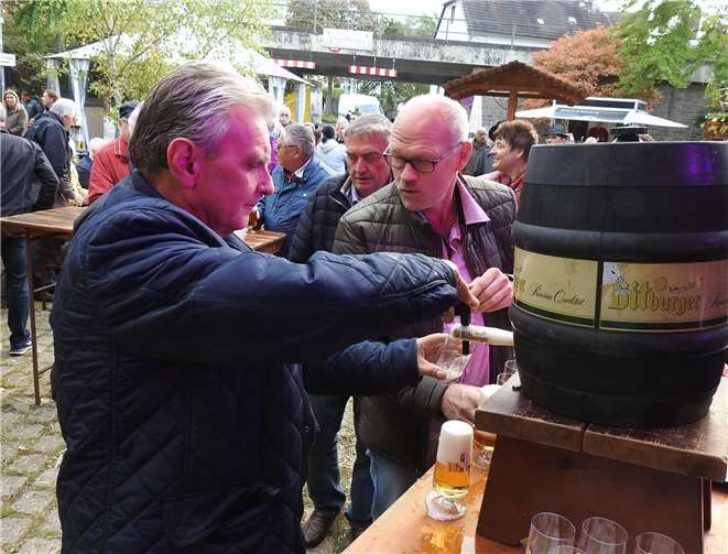 Bürgermeister Claus Peitz zapfte beim Fassanstich so einige Freibiere.