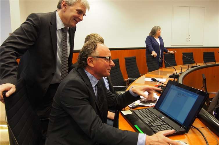 Bürgermeister Claus Petz (stehend) und Oberbürgermeister Achim Hütten bei der Betrachtung des Abstimmungsportals.UBU