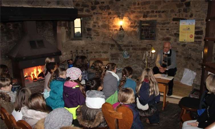 Bürgermeister Claus Wehage las einer 5. Klasse aus „Robinson Crusoe“ vor. privat