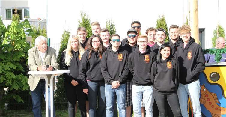 Bürgermeister Dieter Görg eröffnet gemeinsam mit den „Fachbacher Schnibbelbohnen“ die Kirmes.