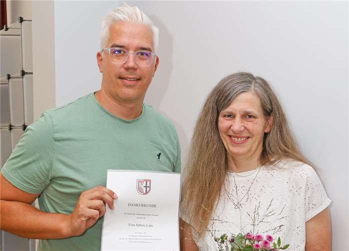 Bürgermeister Dominik Gieler bedankte sich im Rahmen einer kleinen Feierstunde bei Sabine Lahr für ihr 40-jähriges berufliches Engagement in der Verbandsgemeindeverwaltung Altenahr.  Foto: Thorsten Trütgen / VG Altenahr