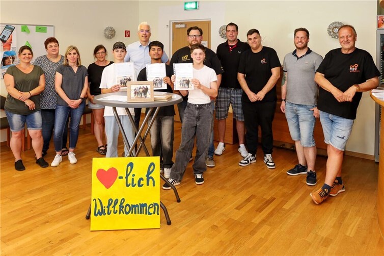 Bürgermeister Dominik Gieler (hi. Mitte) überreichte im Rahmen einer Feierstunde in Anwesenheit von Projektleiter Niko Sicken (hi. 5. v. re.), den Teammitgliedern Werner Söller (re.) und Leon Paaß (3. v. re.) den Mitarbeitenden der Einrichtungen sowie des Sponsors David Lanzerath (2. v. re.) die Teilnahmezertifikate des Projekts „Sozial engagierte Jungs“ an die Teilnehmer Niclas Fox, Hassan Ali und Kilian Pitzen (vorne, v. li.).