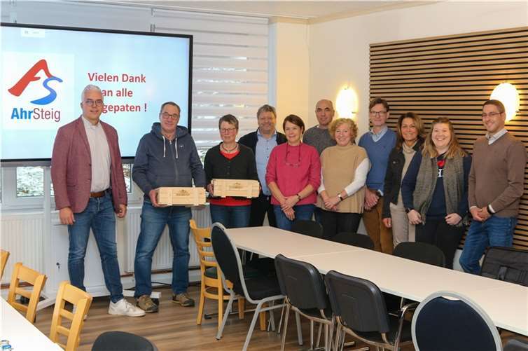 Bürgermeister Dominik Gieler (li.), Monika Bojanowski (Mitte), Wegemanagerin in der Verbandsgemeinde Altenahr und Ulla Dismon (3. v. re.), Tourismusexpertin der Verbandsgemeinde Altenahr, blickten auf elf erfolgreiche Jahr Wegepatenschaft zurück und bedankten sich bei allen Wegepaten für das Engagement. Die nun ausscheidenden Wegepaten Rita Hoffmann und Franz-Josef Bertram erhielten für Engagement ein Abschiedsgeschenk.  Foto:Thorsten Trütgen