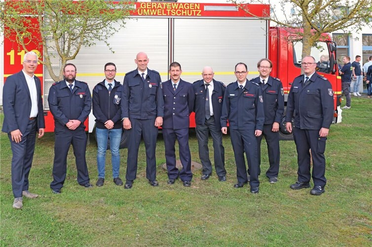 Bürgermeister Dominik Gieler (li.), Wehrleiter Florian Ulrich (3. v. re.), stellvertretender Wehrleiter Thorsten Gasper (re.) und der stellvertretende Brand- und Katastrophenschutzinspekteur des Kreises Ahrweiler, Johannes Jung (2. v. re.) bedankten sich bei (ab 2. v. re.) Stefan Grisotto (Rech), Florian Hupperich (Kesseling), Joachim Petermeier (Ahrbrück), Daniel Wald (Liers) und Erwin Nolden (Kirchsahr) mit dem Silbernen Ehrenzeichen für 25 Jahre aktiven Dienst in der Freiwilligen Feuerwehr.