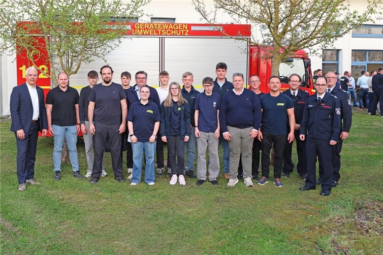 Bürgermeister Dominik Gieler (li.), Wehrleiter Florian Ulrich (2. v. re.), stellvertretender Wehrleiter Thorsten Gasper (re.) und der stellvertretende Brand- und Katastrophenschutzinspekteur des Kreises Ahrweiler, Johannes Jung (3. v. re.) freuten sich über zahlreiche Neuaufnahmen und Verpflichtungen in den Dienst der Freiwilligen Feuerwehren der Verbandsgemeinde Altenahr.