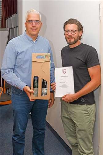 Bürgermeister Dominik Gieler (li.) bedankte sich im Rahmen einer kleinen Feierstunde bei Christoph Wasserzier (re.) für sein 25-jähriges berufliches Engagement in der Verbandsgemeindeverwaltung Altenahr.  Foto:Thorsten Trütgen / VG Altenahr