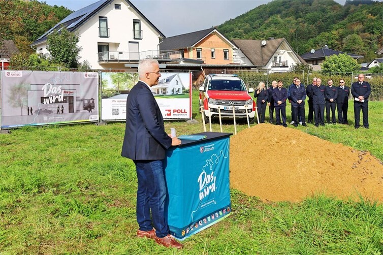 Bürgermeister Dominik Gieler (li.) freute sich, dass neben Mitgliedern der Feuerwehreinheit Liers (hi. re.) auch die Bevölkerung dem Aufruf zur Teilnahme am Spatenstich gefolgt ist.