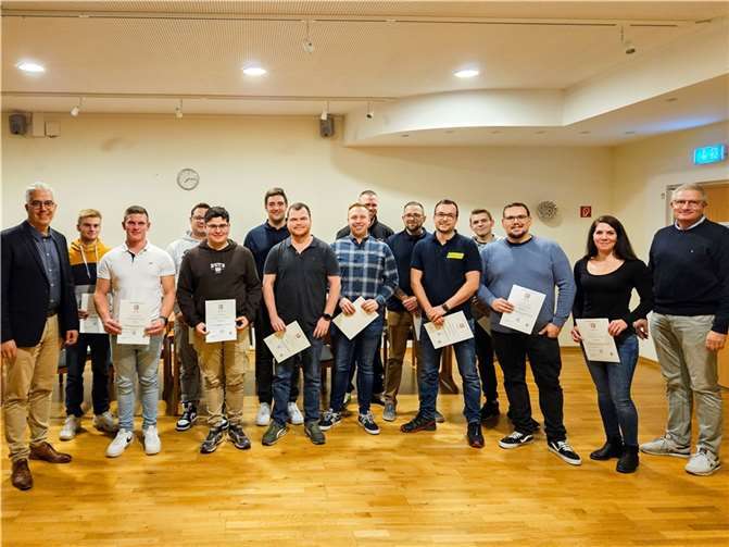 Neue Feuerwehrleute für die VG Altenahr Bürgermeister Dominik Gieler (li.) und Wehrleiter Frank Linnarz (re.) freuten sich, 13 neue Kräfte für die Freiwillige Feuerwehr der Verbandgemeinde Altenahr begrüßen und verpflichten zu können. Foto: Stephan Knieps