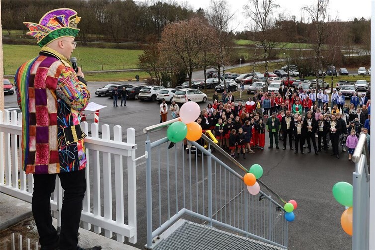 Bürgermeister Dominik Gieler stellte sich auch in diesem Jahr wieder eine närrische Übermacht entgegen. Foto: Thorsten Trütgen / VG Altenahr