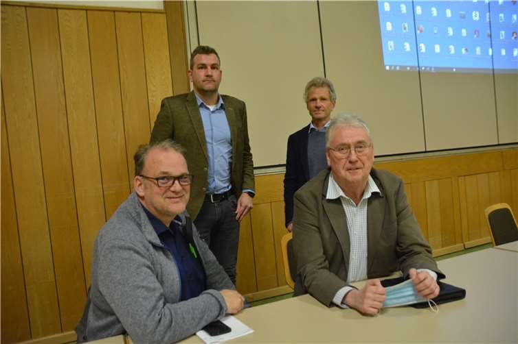 Bürgermeister Dominik Schmitz (hinten links)und Thomas Wolf (hinten rechts), Oliver Schüller (vorne links) und Bruno Jaeger. Foto: BE