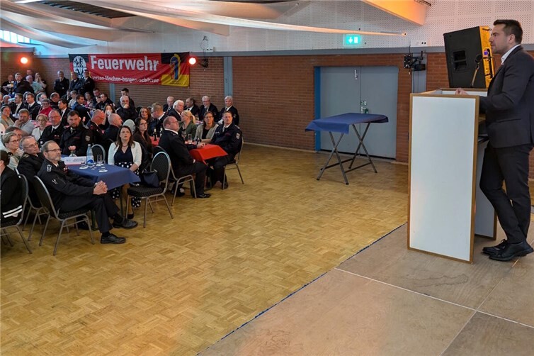 Bürgermeister Dr. Daniel Phiesel hielt ein Grußwort und danke den Kameradinnen und Kameraden für ihren ehrenamtlichen Einsatz. Foto: Feuerwehr Rheinbach.