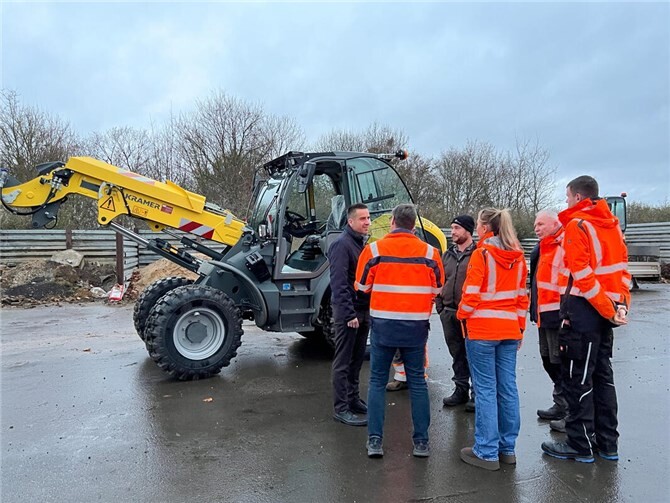 Bürgermeister Dr. Daniel Phiesel im Gespräch mit Mitarbeitenden des Betriebshofs der Stadt RheinbachFoto: Stadt Rheinbach