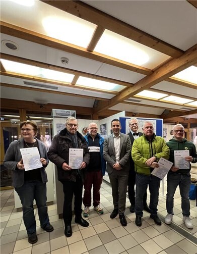 Bürgermeister Dr. Daniel Phiesel mit den Ausgezeichneten der Kampagne Stadtradeln 2025. Foto: Stadt Rheinbach
