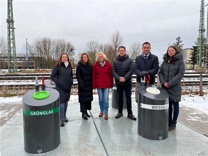 Bürgermeister Dr. Daniel Phiesel und Mitarbeitende der RSAG und der Stadt Rheinbach nahmen Unterflurcontaineranlage für Altglas in Betrieb. Foto: Stadt Rheinbach
