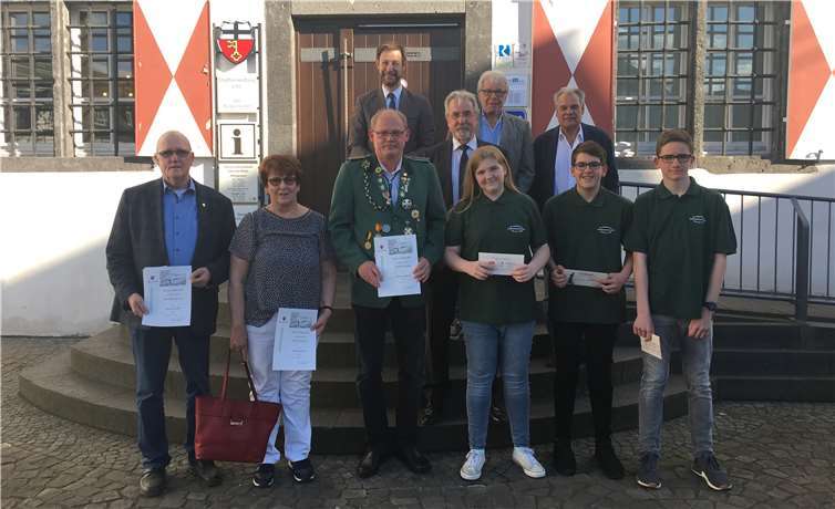 Bürgermeister Dr. Faust nahm die Ehrung der St. Sebastianus-Schützen vor. Foto: Stadt Linz