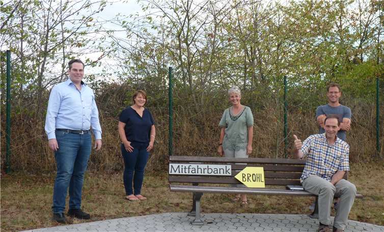 Bürgermeister Dr. Frank Gondert und der Ausschuss für Soziales und Demografie begrüßen die Aktion „Mitfahrbank“ in der Doppelgemeinde. Fotos: HE