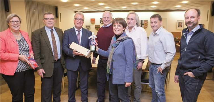 Bürgermeister Eckhard Maack (3.v.l.) wurde an seinem letzten Arbeitstag vom Swisttaler Haupt-, Finanz- und Beschwerdeausschuss verabschiedet: (Von links) die neue Bürgermeisterin Petra Kalkbrenner, Hanns-Christian Wagner (CDU), Joachim Euler (SPD), Monika Wolf-Umhauer (FDP), Karl-Heinz Peters (Die Swisttaler), Udo Ellmer (Grüne) und Joachim Güttes (BfS). JOST