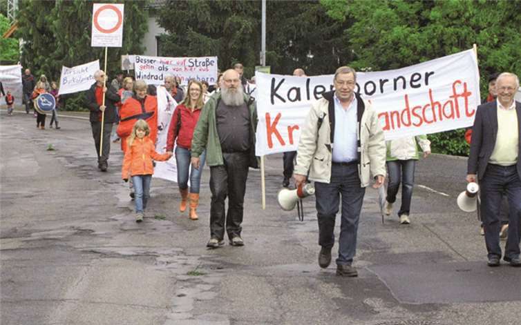 Bürgermeister Falk Schneider und Heinrich Freidel führten die Demonstration über die L252-Kraterlandschaft an.DL