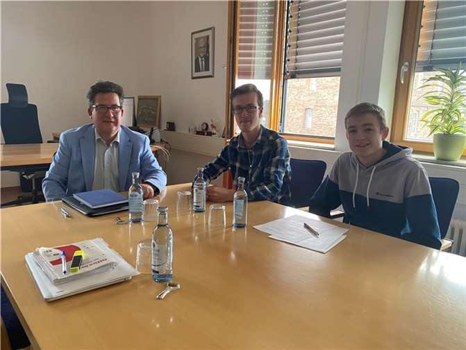 Bürgermeister Frank Becker (links) mit Florian Augst und Jakob Krupp.  Foto: BM/VG