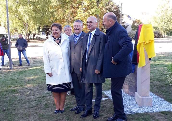 Bürgermeister Frank Vernin und Bert Spilles, sowie die Vorsitzenden Annie Le Corre und Bernhard Granz vor der Steinenthüllung.Privat