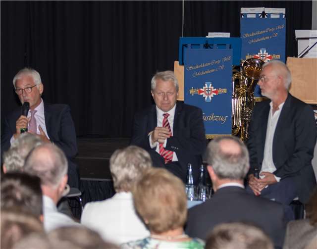 Bürgermeister Franz Huhn (v.li.), Staatssekretär Jürgen Mathies mit Moderator Ralf Rohrmoser von Glasow.
