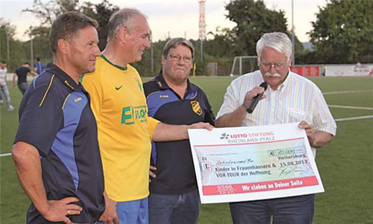 Bürgermeister Fred Pretz (2. v. l.) bei der Scheckübergabe.