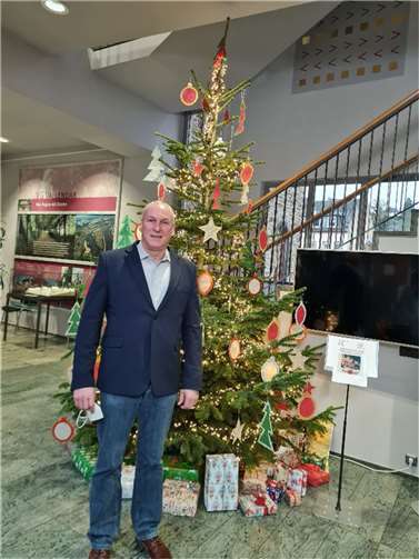 Bürgermeister Fred Pretz bedankte sich ganz herzlich für den schön geschmückten Weihnachtsbaum.Foto: privat