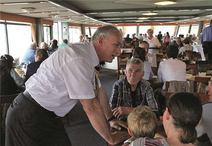 Bürgermeister Fred Pretz (li.) auf der MS „Königsbacher“ bei einer Wahlauftakt-Veranstaltung zur Kommunalwahl.