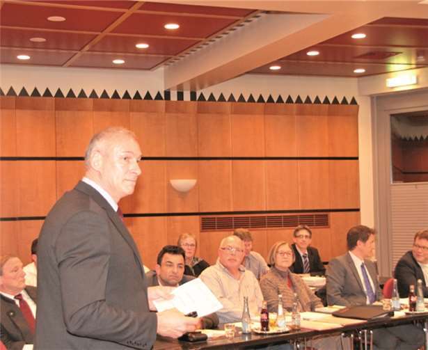 Bürgermeister Fred Pretz stellt den Ratsmitgliedern den Haushaltsentwurf für 2015 vor. AND