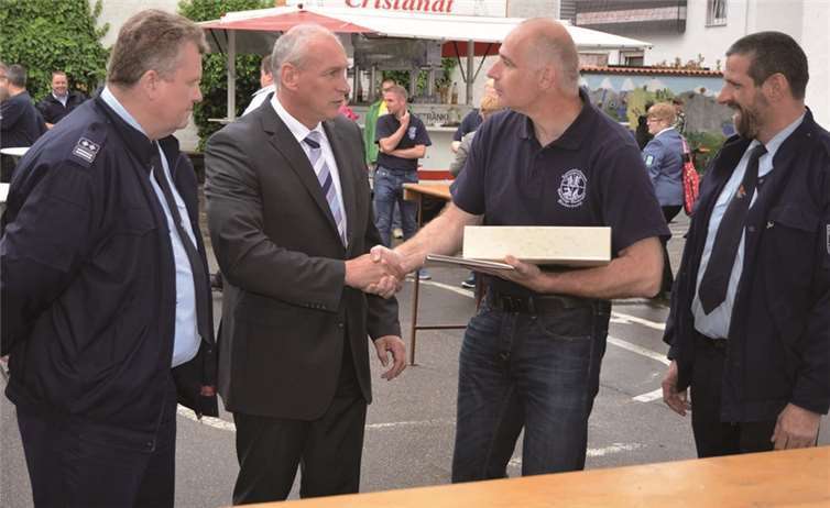 Bürgermeister Fred Pretz übergab dem ehemaligen stellvertretenden Wehrführer Dieter Augst eine Urkunde.