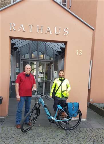Bürgermeister Fred Pretz übergibt das neue E-Bike an den Mitarbeiter Florian Döll.Quelle: Verbandsgemeinde Vallendar