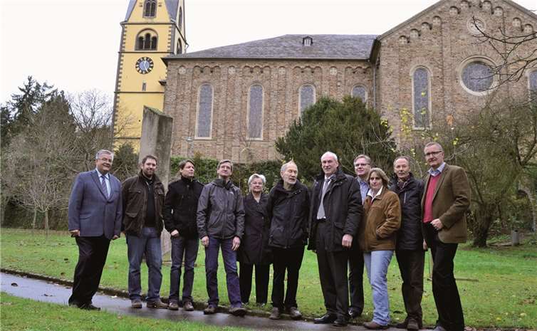 Bürgermeister Fred Pretz und Fraktionsvorsitzender Dr. Matthias Rest (5.und 6. von r.) erläuterten der SPD-Fraktion im Kirchpark die mögliche Umleitungsstrecke während der Sanierung der Kirchstraße. privat