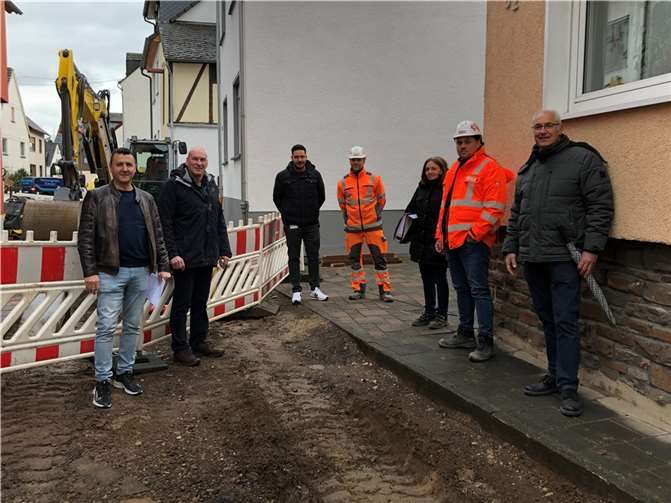 Bürgermeister Fred Pretz und Ortsbürgermeister Horst Klöckner informierten sich bei einem Jour-Fixtermin über den Bauablauf in der neu herzustellenden Straße. Foto: Verbandsgemeindeverwaltung Vallendar