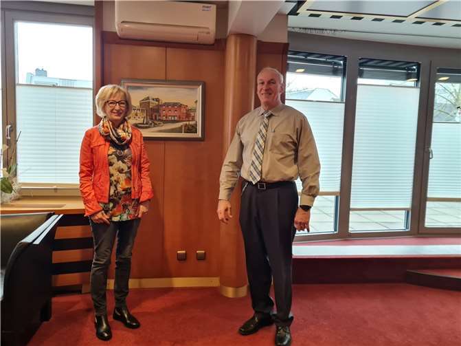 Bürgermeister Fred Pretz und Standesbeamtin Monika Wagner bei der Verabschiedung. Gerne ließ Bürgermeister Pretz Frau Wagner nicht gehen, gönnte ihr aber natürlich den wohlverdienten Ruhestand. Foto: privat