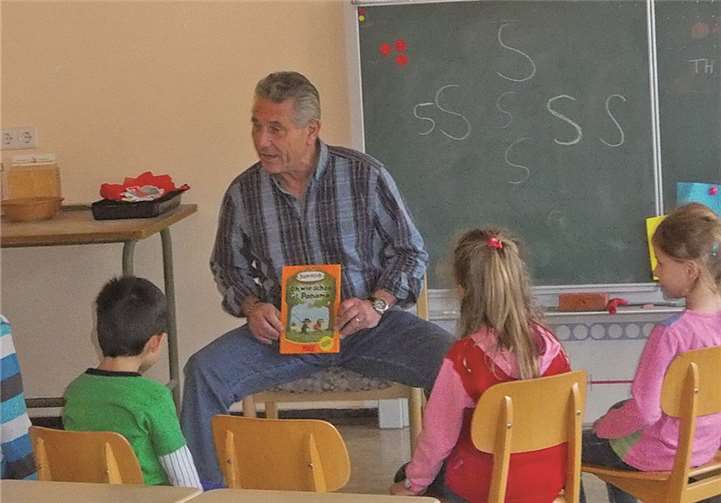 Bürgermeister Fritz Martin Bär kam zur Vorlesestunde in die Grundschule.privat