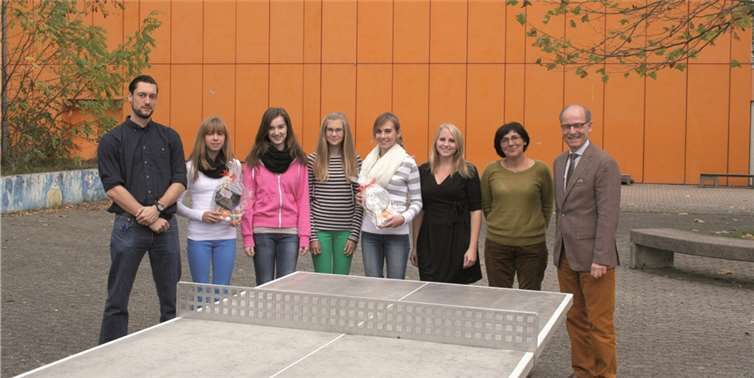 Bürgermeister Georg Hollmann (1.v.r.) sprach den Schülerinnen der Schulvertretung im Beisein von Schulleiterin Klaudia Heck-Ritter (2.v.r.) sowie den Verbindungslehrern Michaela Faulstich (3.v.r.) und Andreas Sieber (1.v.l.) einen Dank für deren großes Engagement aus.privat