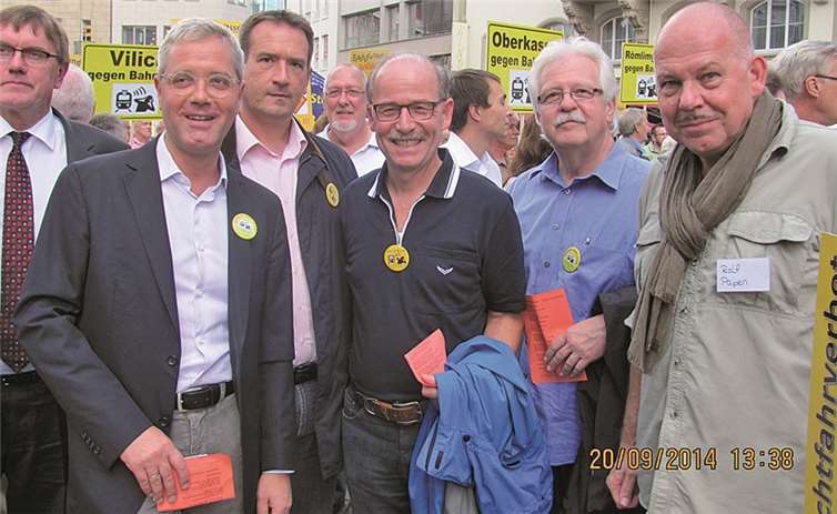 Bürgermeister Georg Hollmann (3.v.r.), Erster Beigeordneter Thomas Przybylla (3.v.l.), Stadtbürgermeister Gerd Heim (2.v.r.), Rolf Papen (Vorsitzender der Bürgerinitiative gegen Bahnlärm „WIR in der Verbandsgemeinde Weißenthurm e.V.“ sowie der Landrat des Rhein-Sieg-Kreises Sebastian Schuster (1.v.l.) im Gespräch mit MdB Dr. Norbert Röttgen (2.v.l.). privat