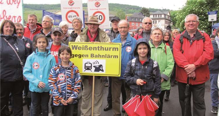 Bürgermeister Georg Hollmann nahm zusammen mit zahlreichen Mitgliedern der Bürgerinitiative „WIR gegen Bahnlärm in der VG Weißenthurm“ und dem Vorsitzenden Rolf Papen an der Bahnlärm-Demo in Rüdesheim teil.privat