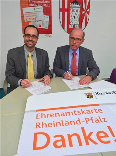 Bürgermeister Georg Hollmann (r.). und Staatssekretär Clemens Hoch unterschrieben einen Kooperationsvertrag. HEP