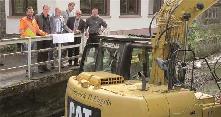 Bürgermeister Gerd Heilmann (5. v.li) im Gespräch mit Bürgermeister Jörg Lempertz (2.v.li.) auf der Baustelle an der Nette. privat