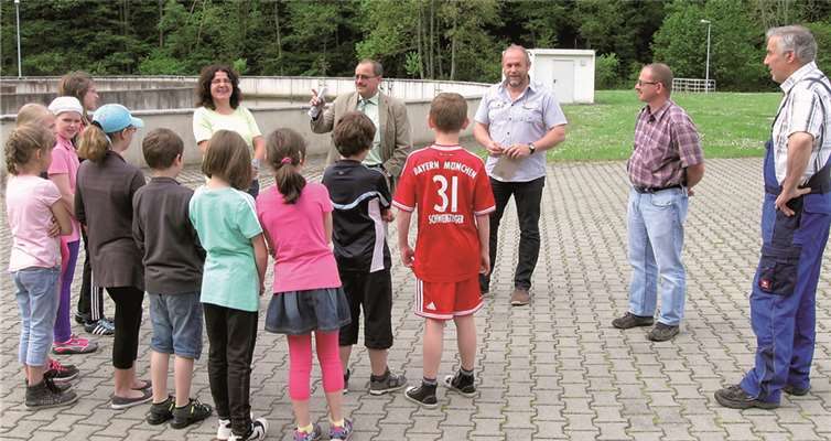 Bürgermeister Gerd Heilmann begrüßt die Schulklassen. privat