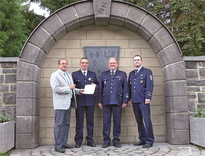 Bürgermeister Gerd Heilmann bei der Übergabe des Bestellungsschreibens an André Bauer im Beisein von Wehrleiter Hermann Josef Schmitt und seinem Stellvertretenden Peter Ott.privat