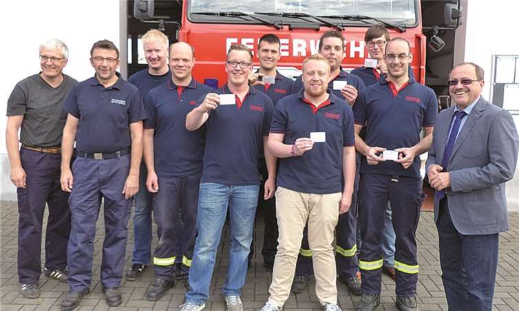 Bürgermeister Gerd Heilmann händigte die ersten Ehrenamtskarten an sieben Feuerwehrkameraden aus der Freiwilligen Feuerwehr Nachtsheim aus. Privat