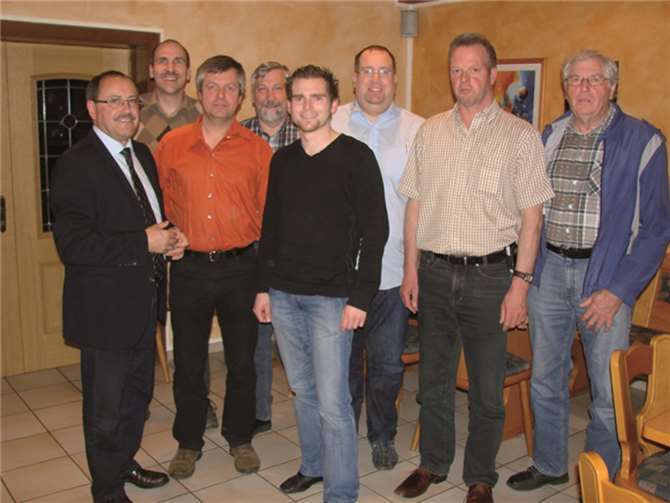 Bürgermeister Gerd Heilmann mit dem neuen Vorstand der CDU Weiler.privat