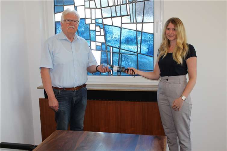 Bürgermeister Gerd Heim bei der Verabschiedung von Anna Bliemann.Quelle: Stadt Weißenthurm