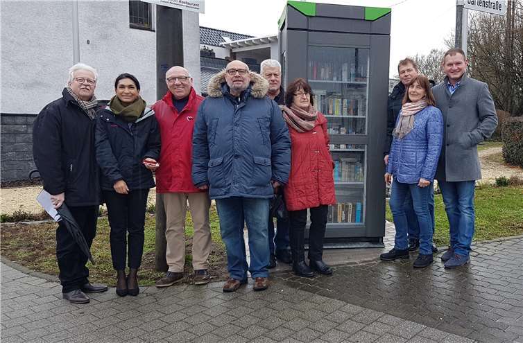 Bürgermeister Gerd Heim freut sich gemeinsam mit den Initiatoren über das gelungene Projekt „Offener Bücherschrank“. Foto: privat